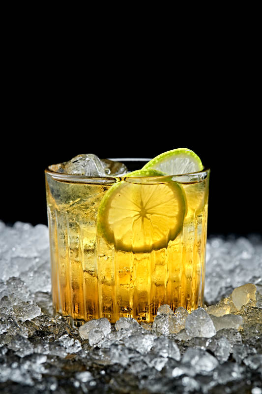 调制含酒精类饮品青柠金酒威士忌图片