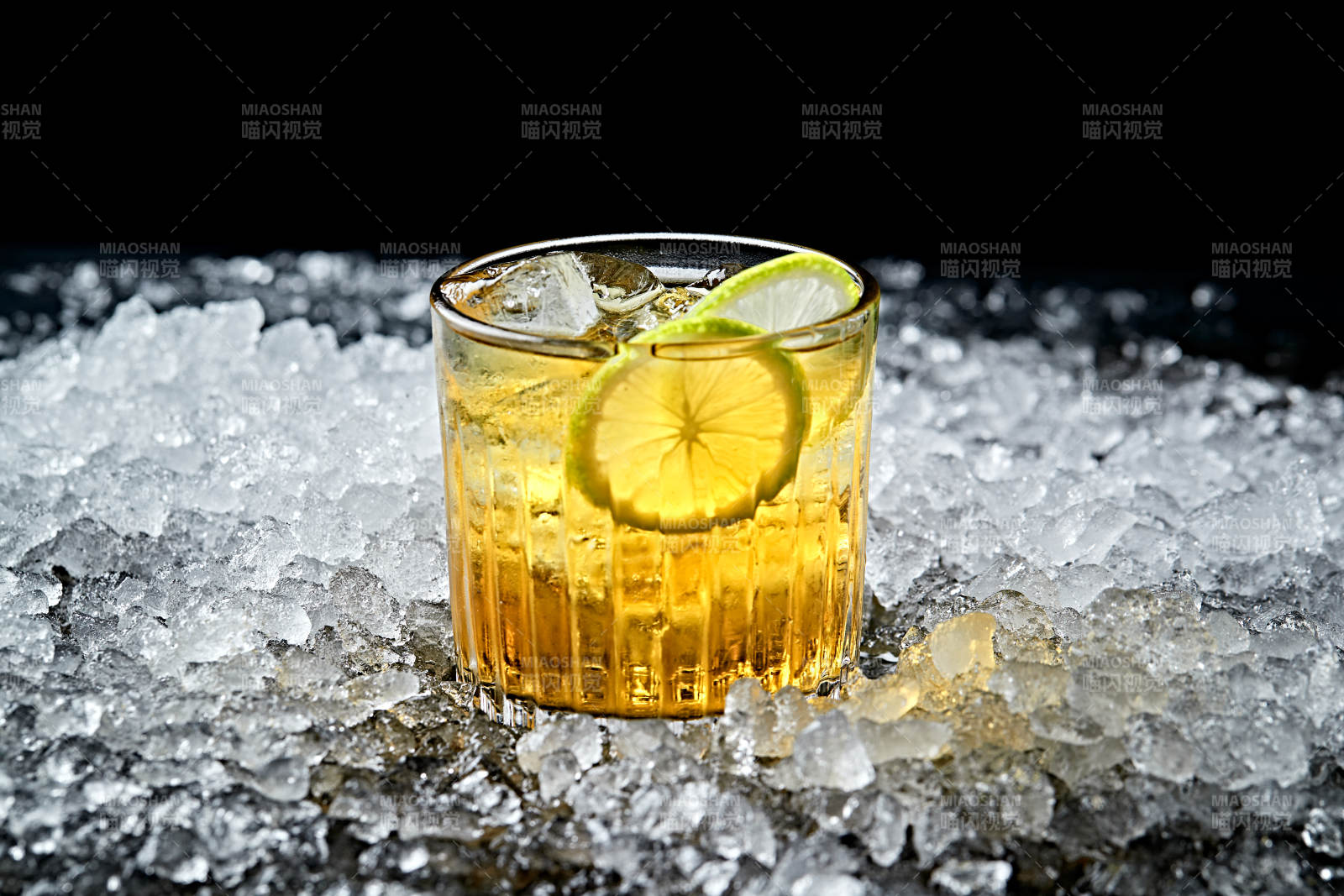 调制含酒精类饮品青柠金酒威士忌图片
