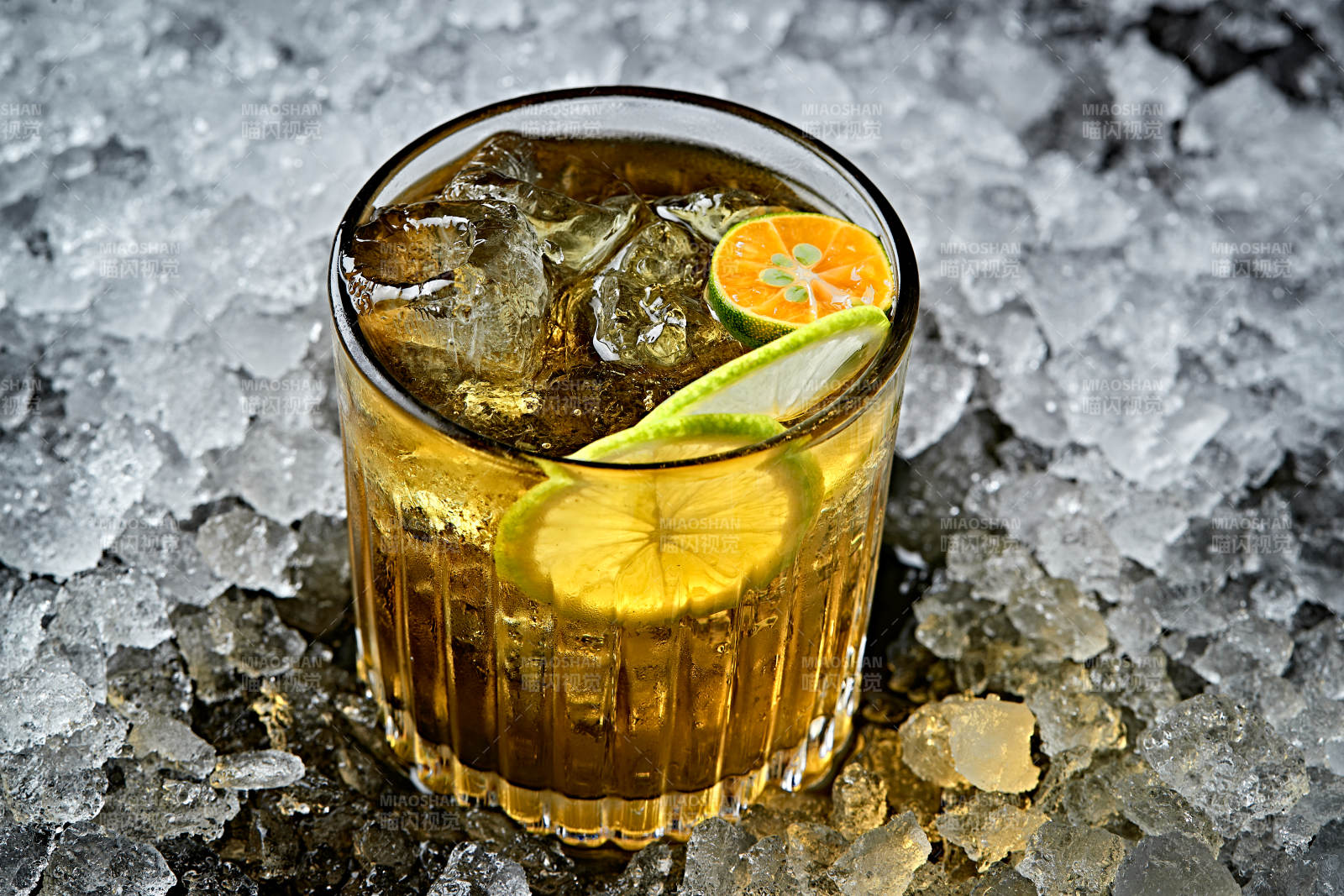 调制含酒精类饮品青柠金酒威士忌图片