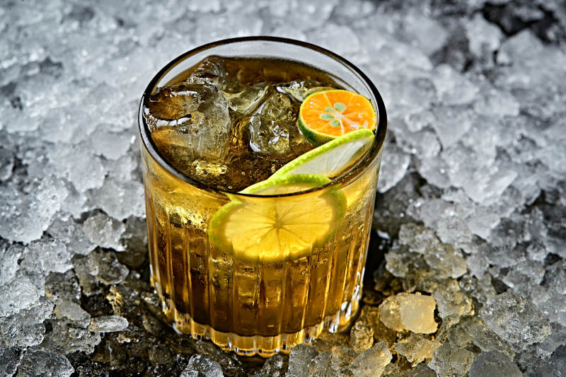 调制含酒精类饮品青柠金酒威士忌图片