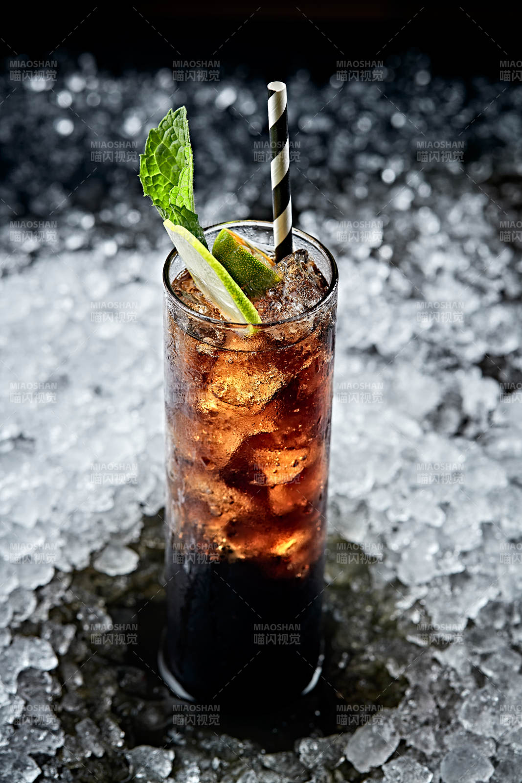 调制含酒精类饮品冰饮可乐黑方威士忌图片