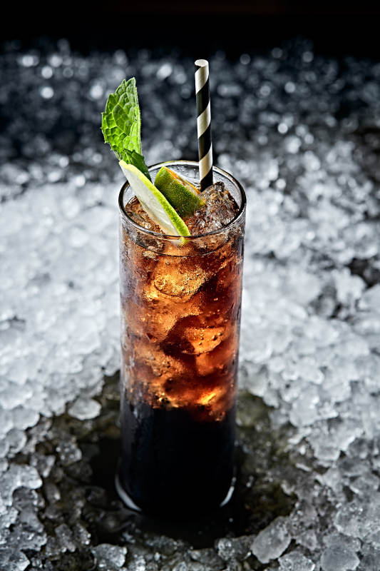 调制含酒精类饮品冰饮可乐黑方威士忌图片