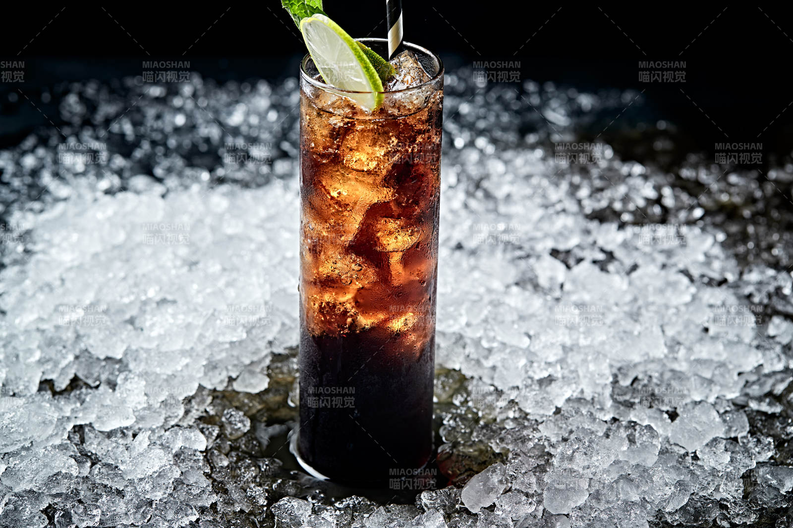 调制含酒精类饮品冰饮可乐黑方威士忌图片