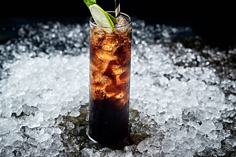 调制含酒精类饮品冰饮可乐黑方威士忌图片