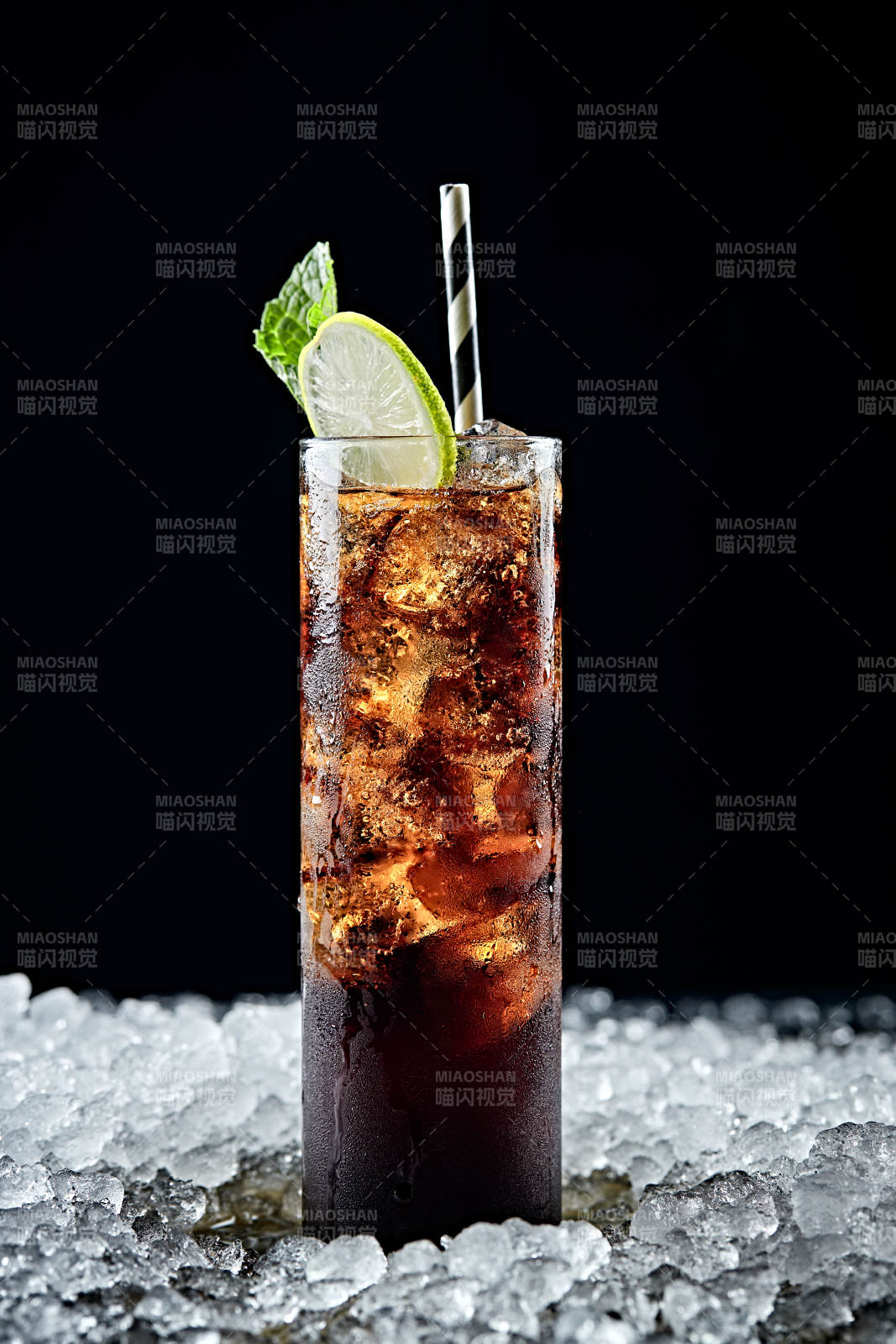 调制含酒精类饮品冰饮可乐黑方威士忌图片