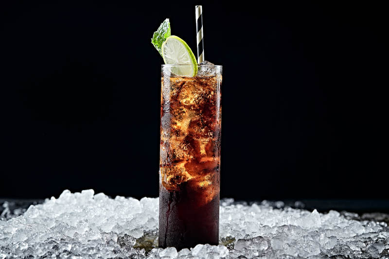 调制含酒精类饮品冰饮可乐黑方威士忌图片