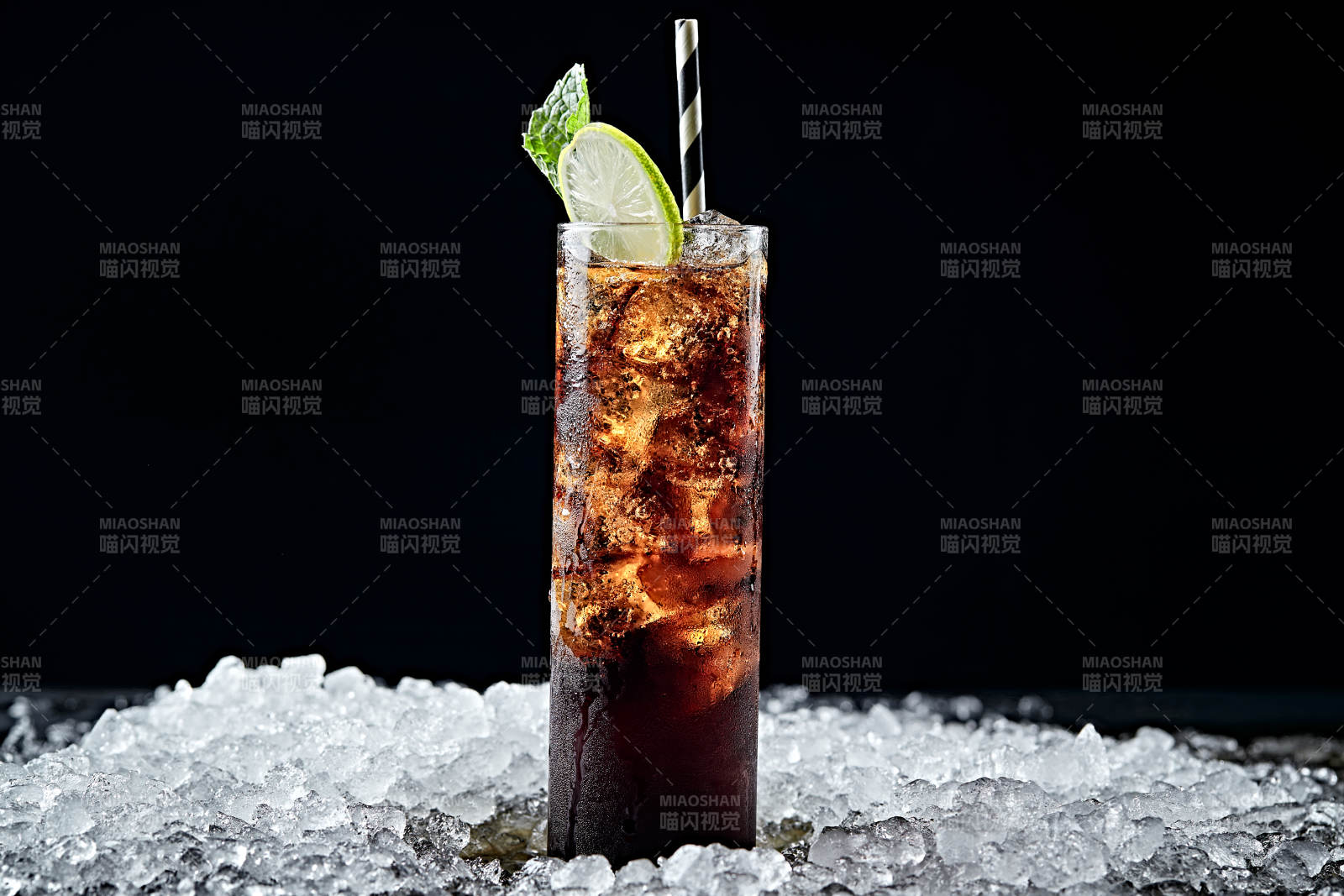 调制含酒精类饮品冰饮可乐黑方威士忌图片