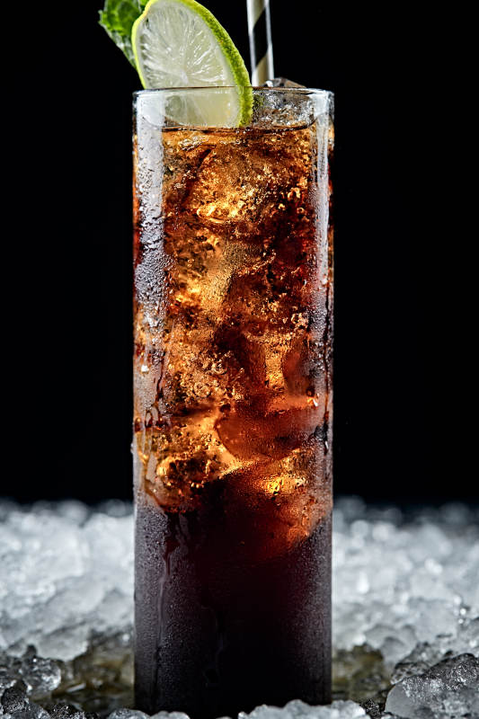 调制含酒精类饮品冰饮可乐黑方威士忌图片