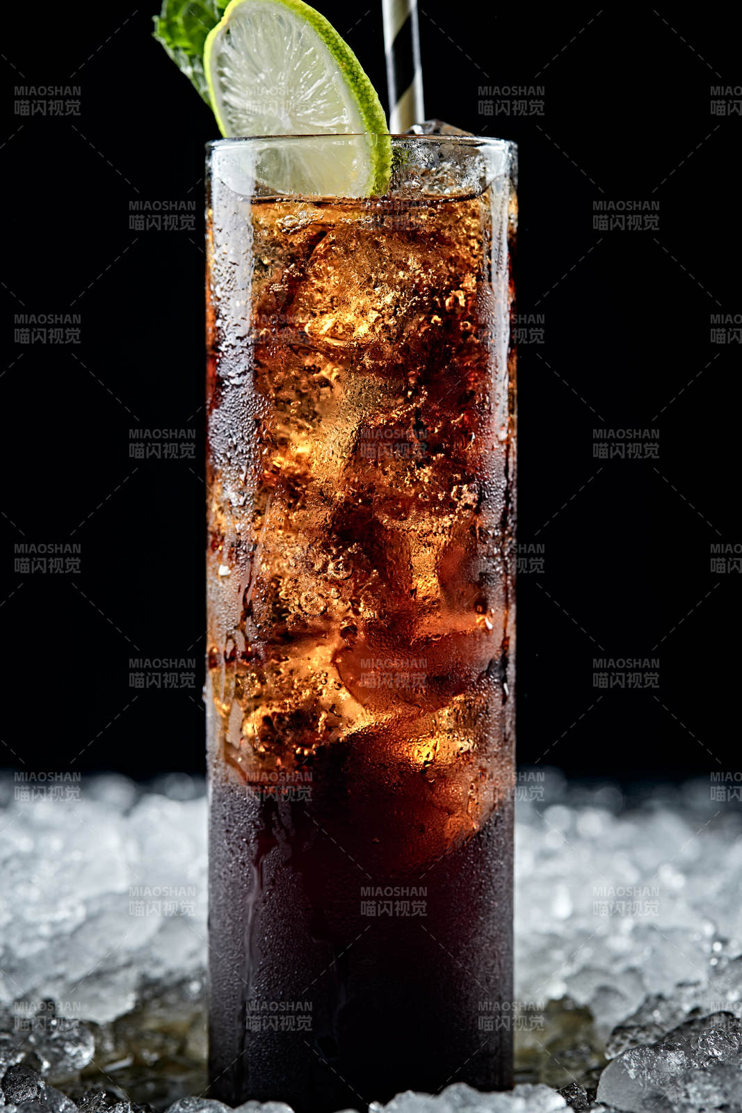调制含酒精类饮品冰饮可乐黑方威士忌图片