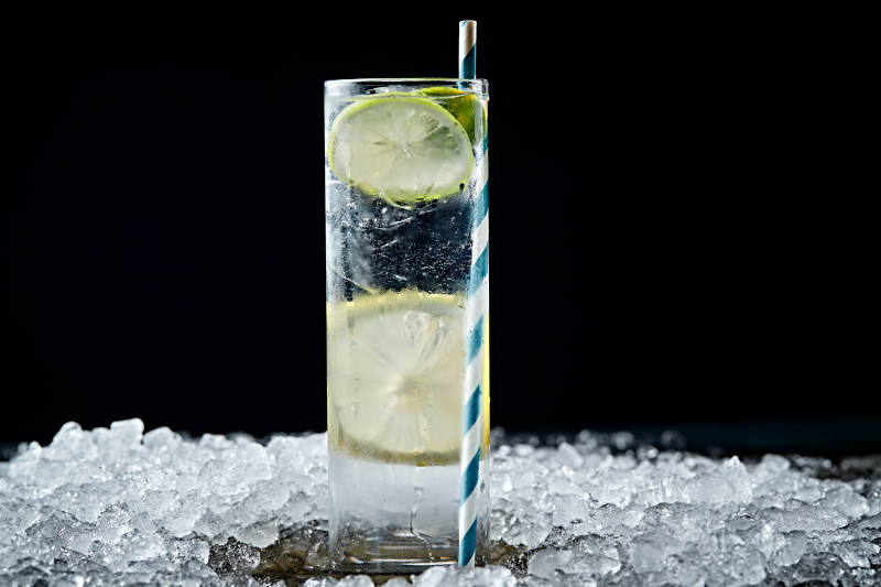 调制含酒精类饮品青柠雪碧龙舌兰图片