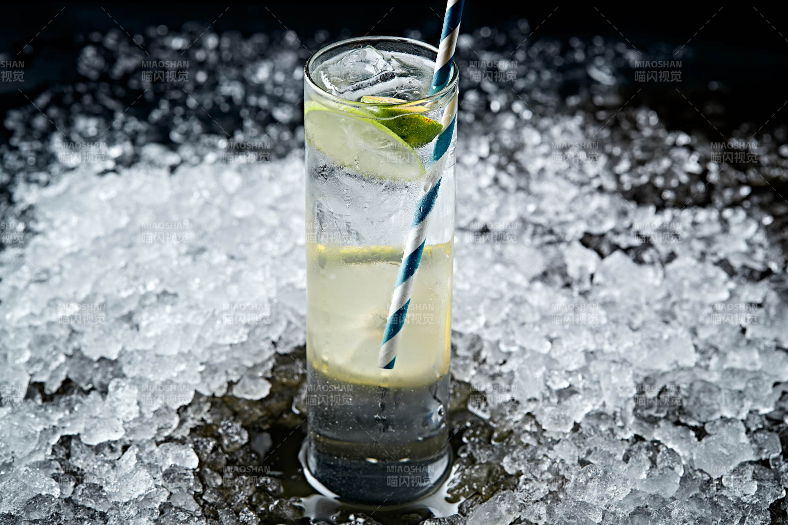 调制含酒精类饮品青柠雪碧龙舌兰图片