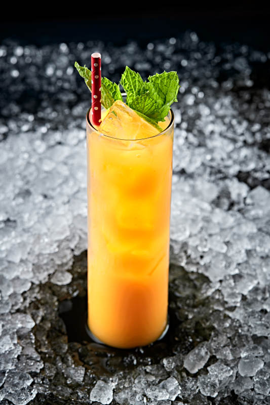 调制含酒精类饮品柳橙汁日式清酒图片