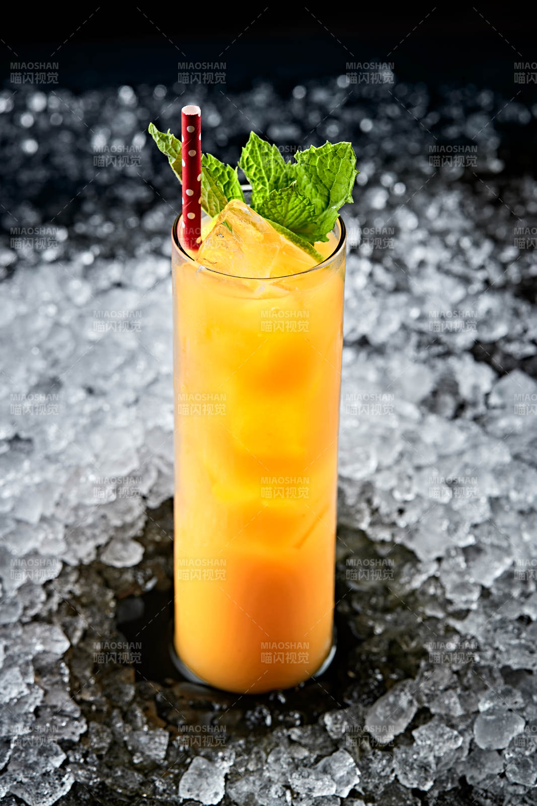 调制含酒精类饮品柳橙汁日式清酒图片