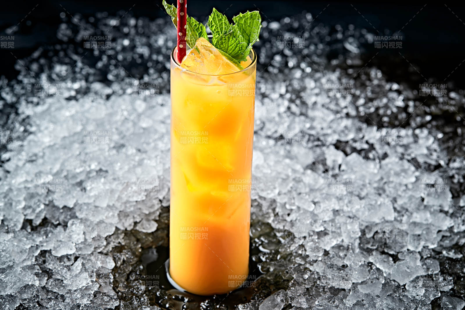 调制含酒精类饮品柳橙汁日式清酒图片