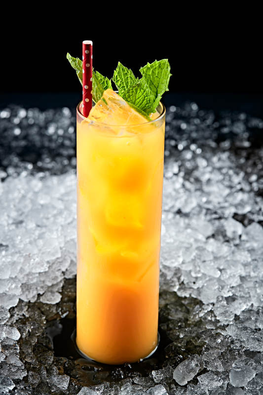 调制含酒精类饮品柳橙汁日式清酒图片