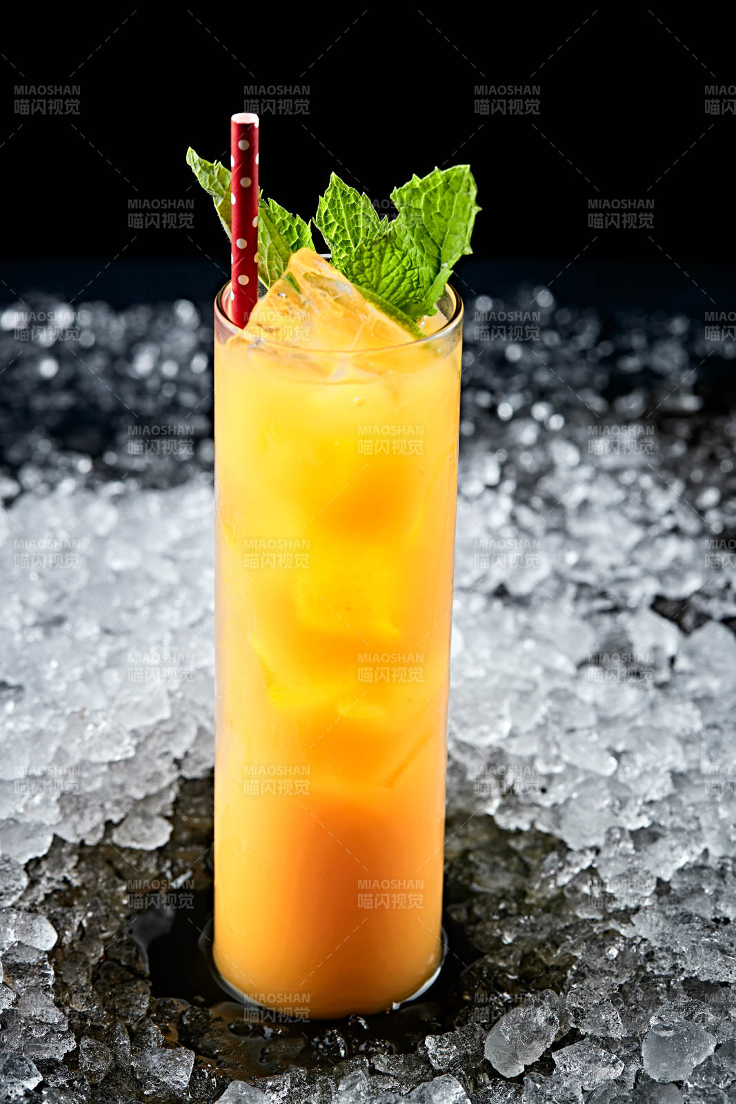 调制含酒精类饮品柳橙汁日式清酒图片