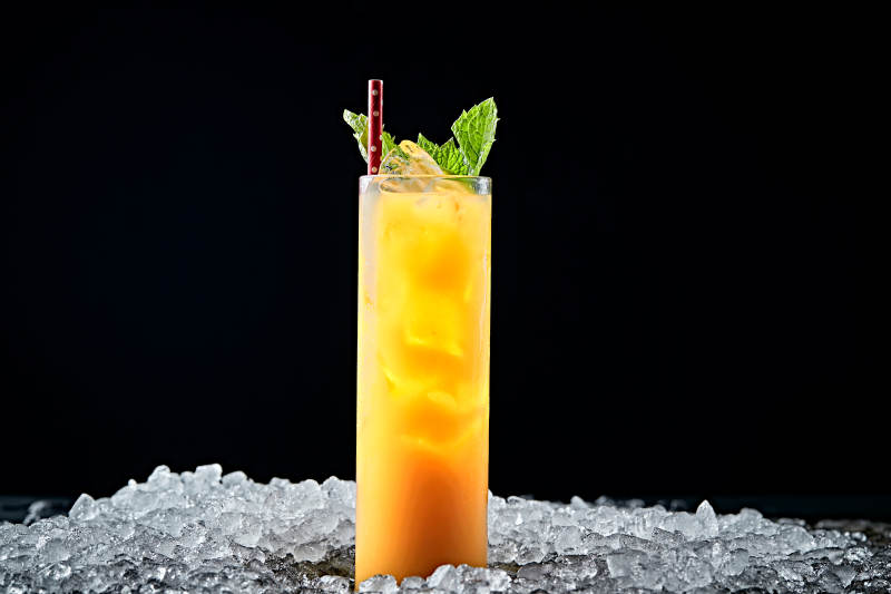 调制含酒精类饮品柳橙汁日式清酒图片