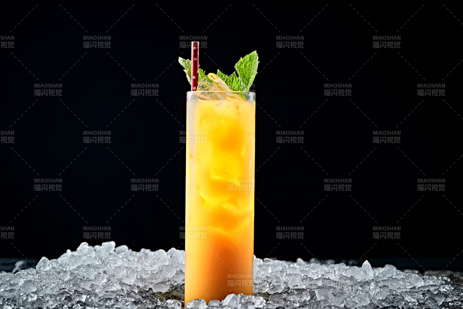 调制含酒精类饮品柳橙汁日式清酒图片