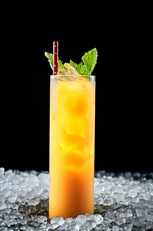 调制含酒精类饮品柳橙汁日式清酒图片