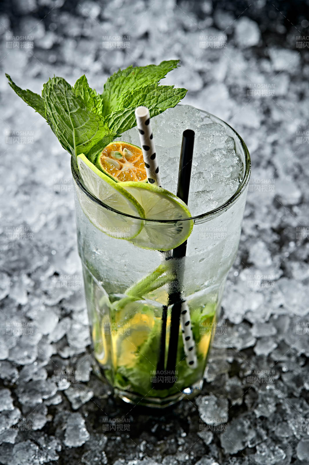 调制含酒精类饮品青柠薄荷叶雪碧伏特加图片