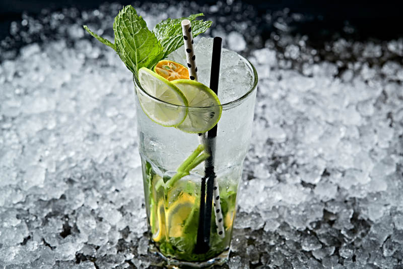 调制含酒精类饮品青柠薄荷叶雪碧伏特加图片