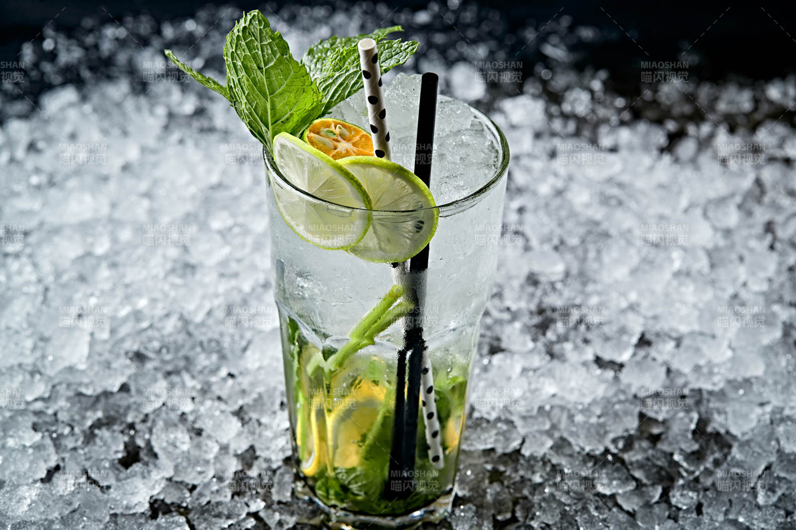 调制含酒精类饮品青柠薄荷叶雪碧伏特加图片