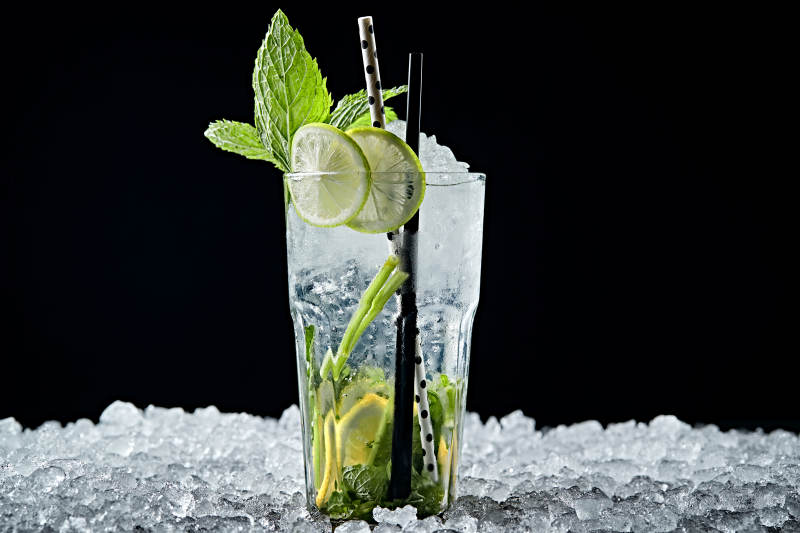 调制含酒精类饮品青柠薄荷叶雪碧伏特加图片