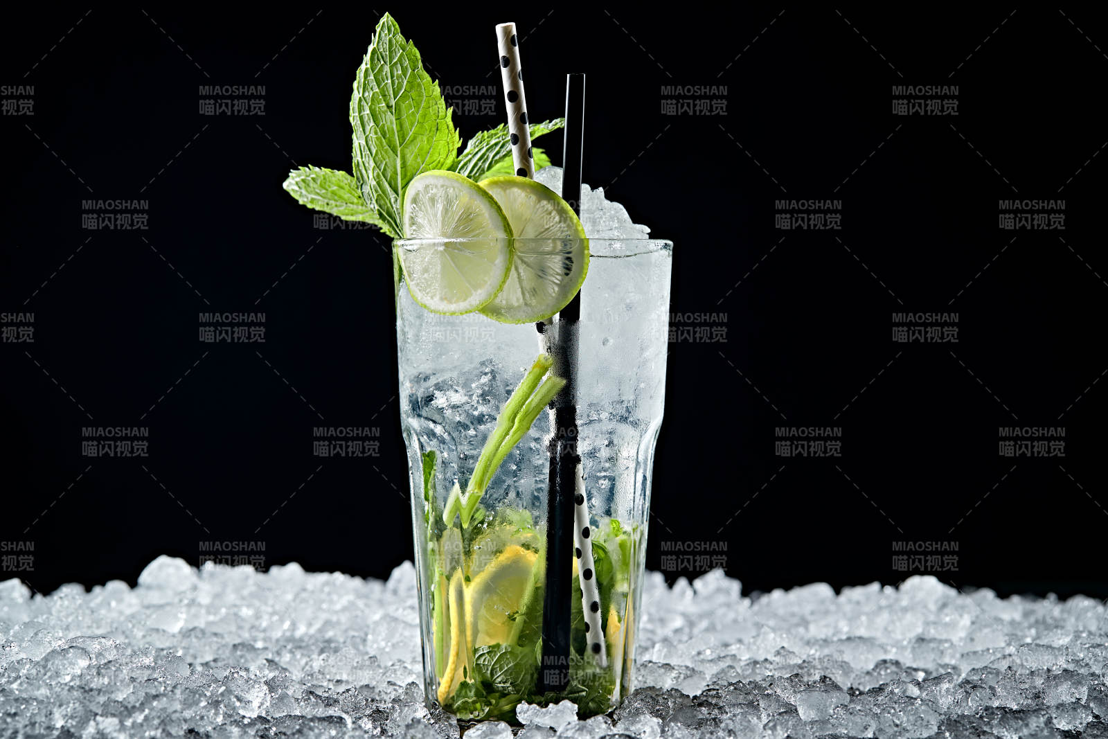 调制含酒精类饮品青柠薄荷叶雪碧伏特加图片
