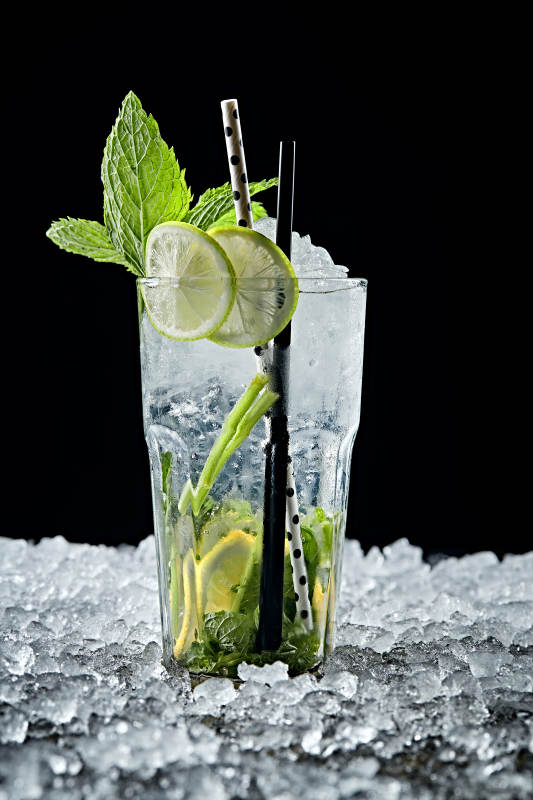 调制含酒精类饮品青柠薄荷叶雪碧伏特加图片