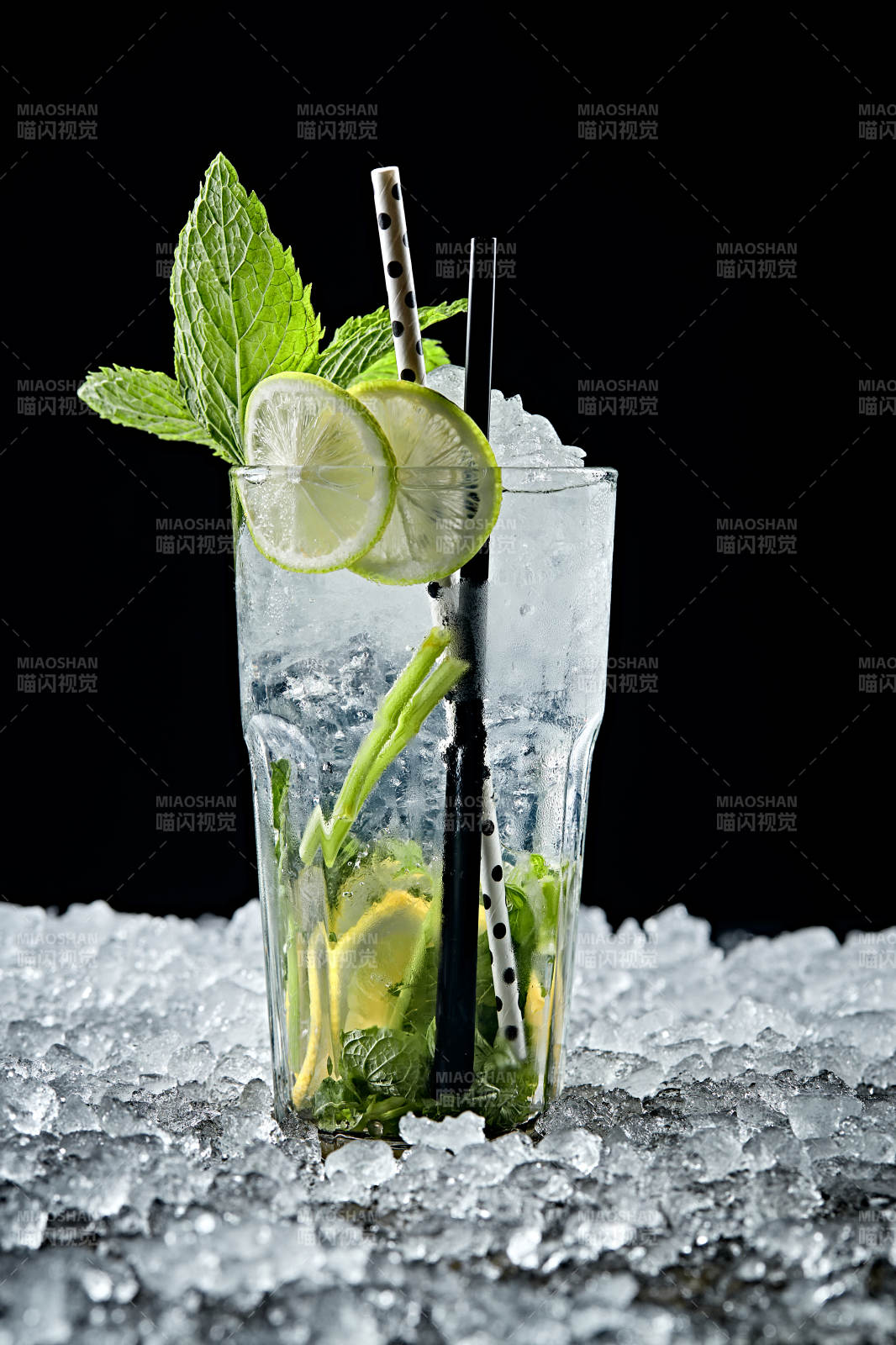 调制含酒精类饮品青柠薄荷叶雪碧伏特加图片