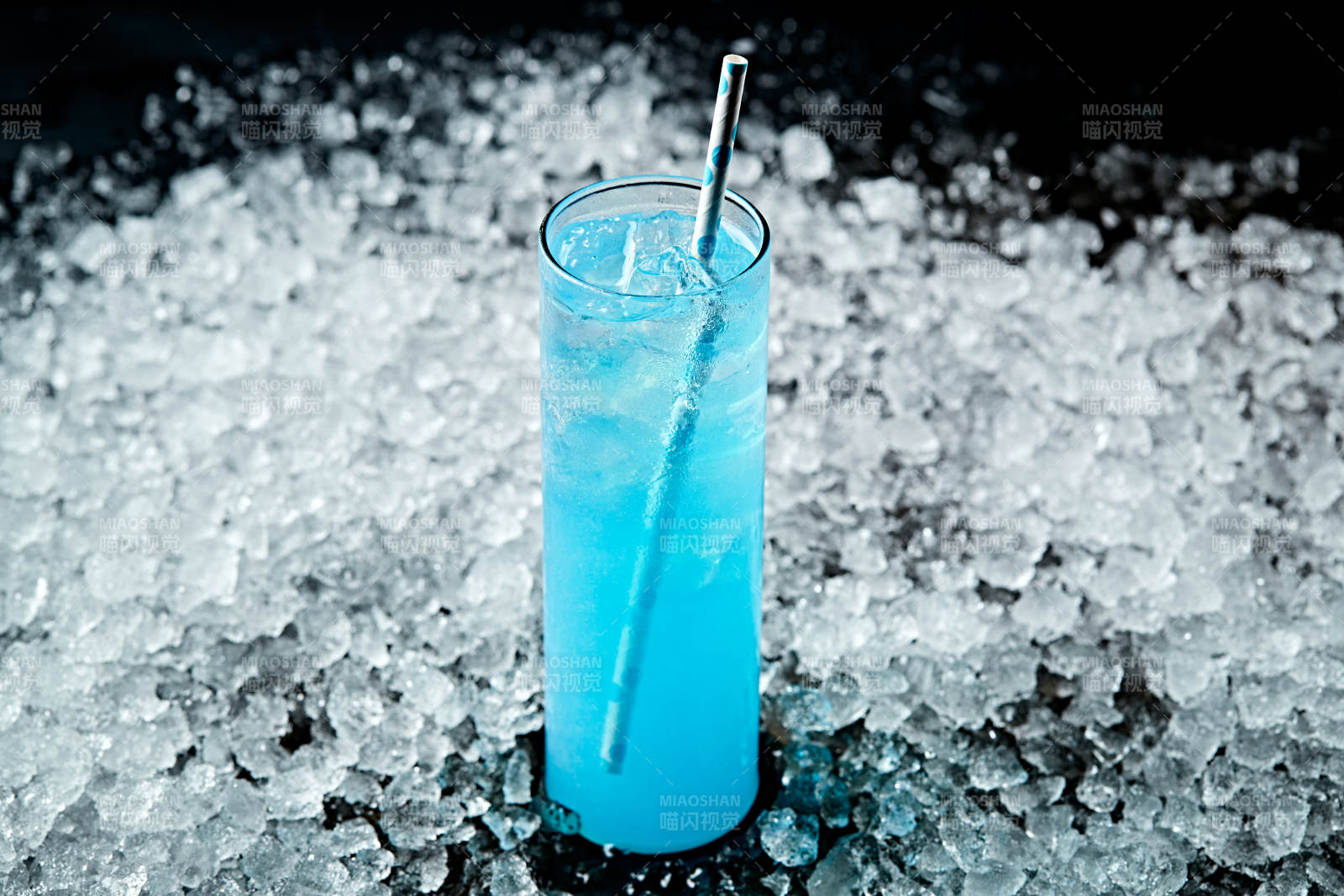 调制含酒精类饮品蓝橙基酒伏特加图片