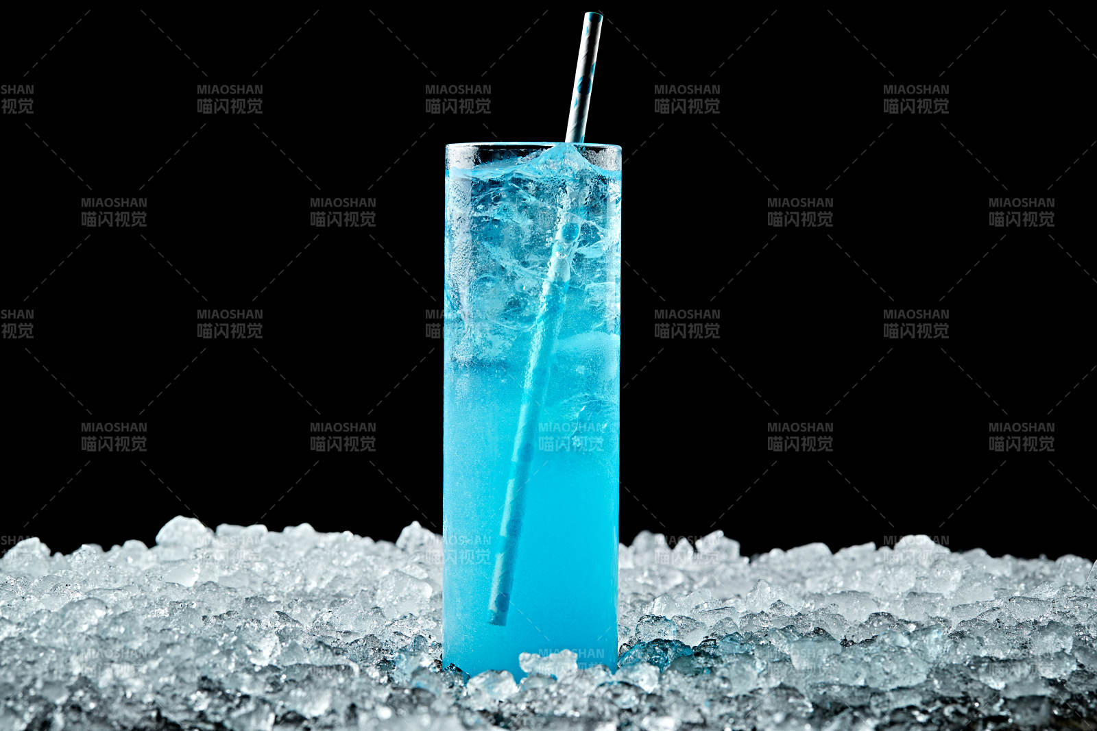 调制含酒精类饮品蓝橙基酒伏特加图片