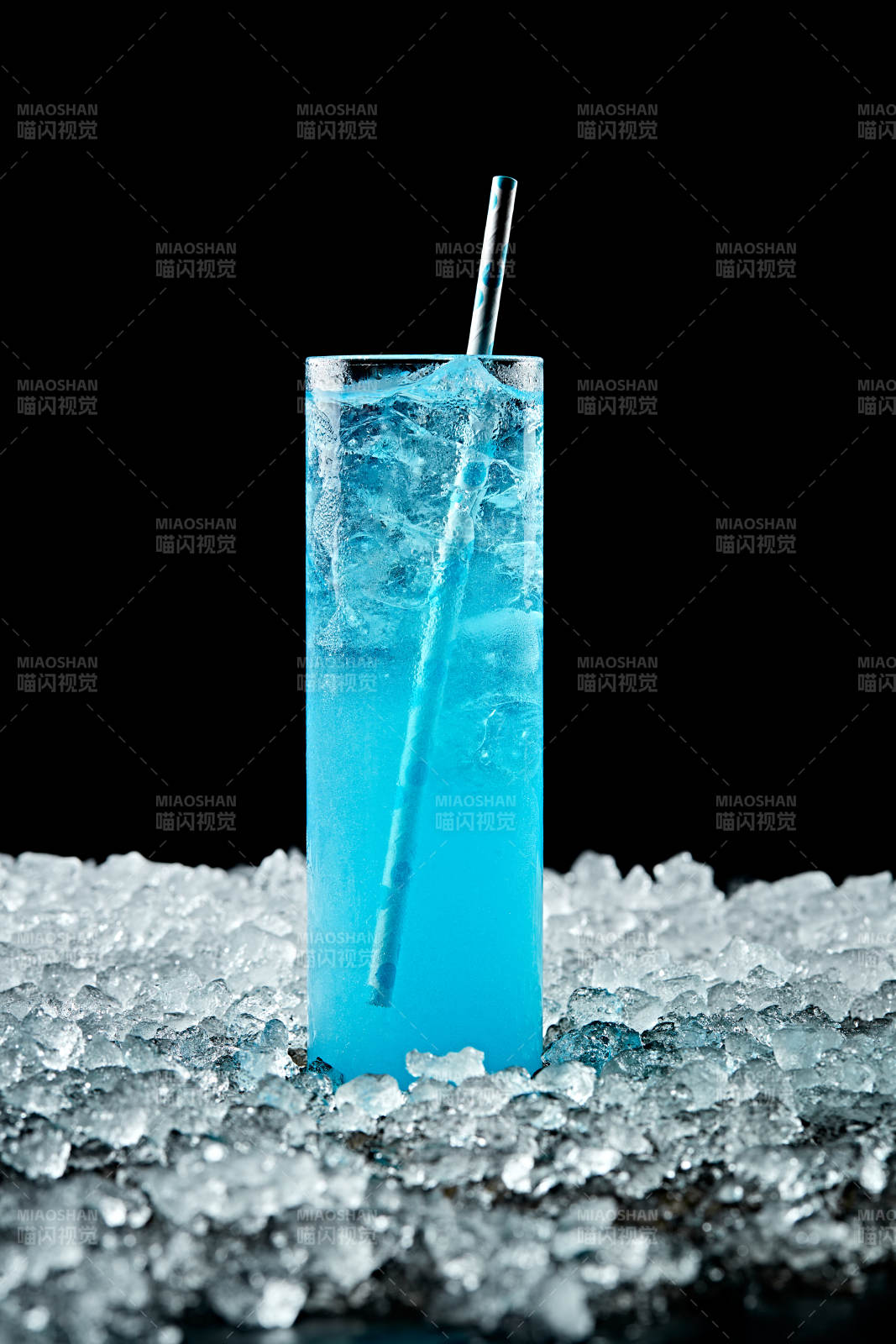 调制含酒精类饮品蓝橙基酒伏特加图片