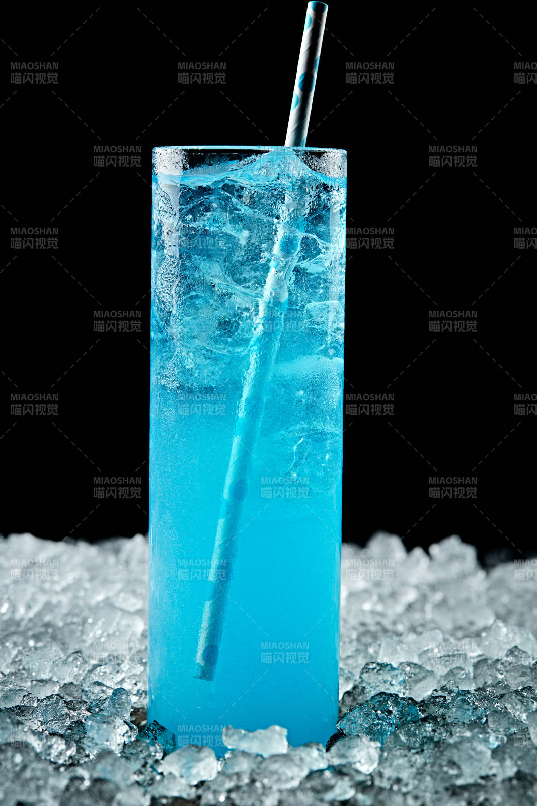 调制含酒精类饮品蓝橙基酒伏特加图片