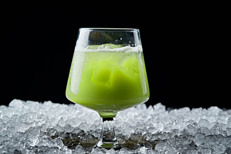 调制含酒精类饮品青柠苏打水金酒绿薄荷图片