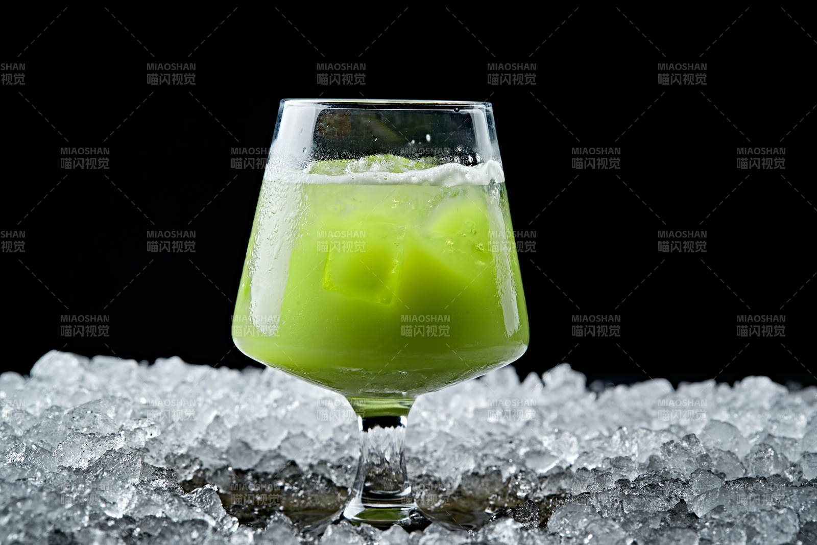 调制含酒精类饮品青柠苏打水金酒绿薄荷图片