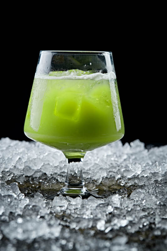 调制含酒精类饮品青柠苏打水金酒绿薄荷图片