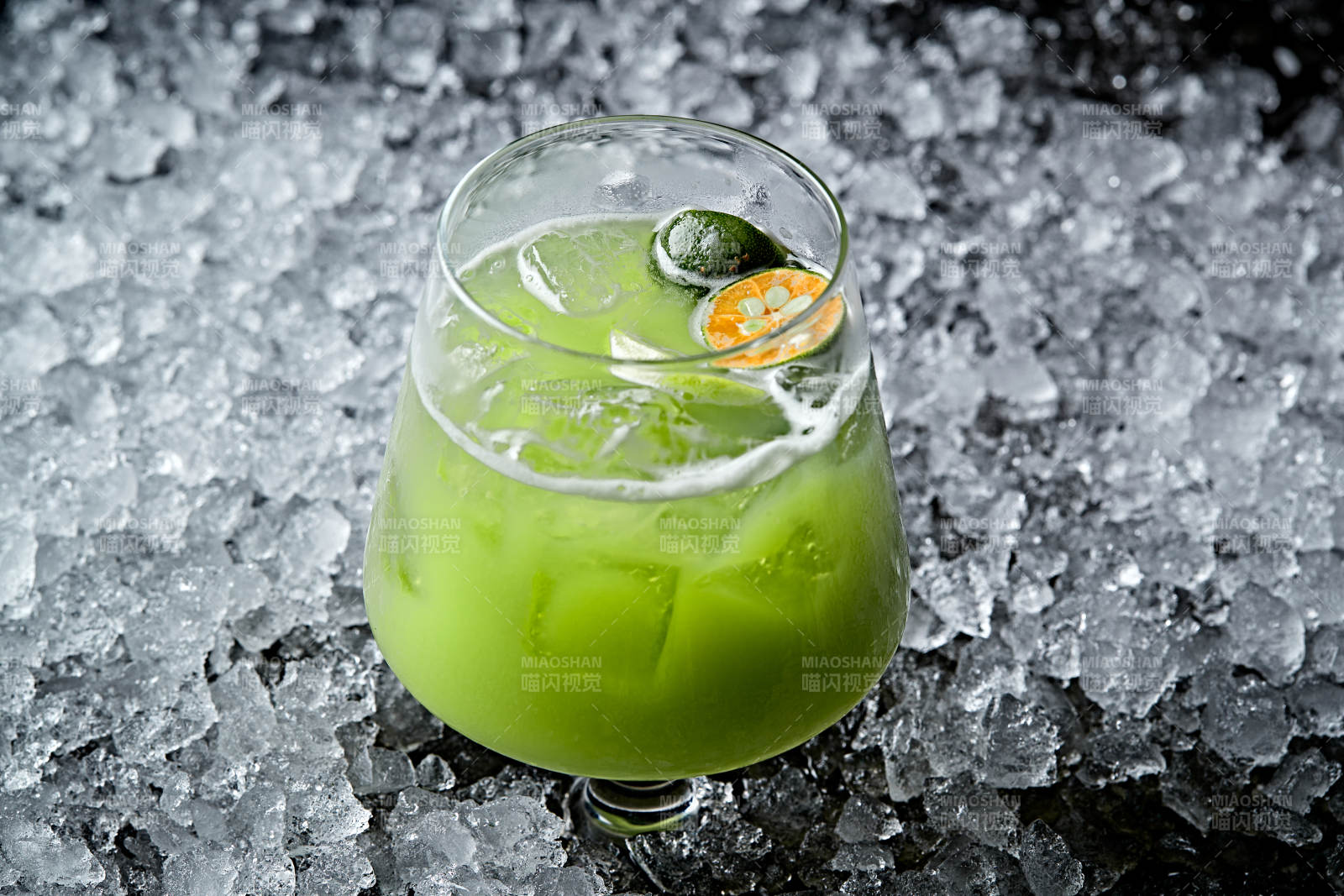 调制含酒精类饮品青柠苏打水金酒绿薄荷图片