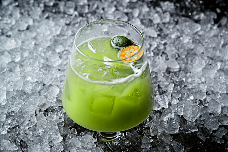 调制含酒精类饮品青柠苏打水金酒绿薄荷图片