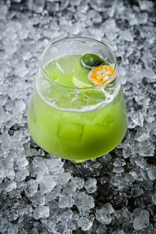 调制含酒精类饮品青柠苏打水金酒绿薄荷图片