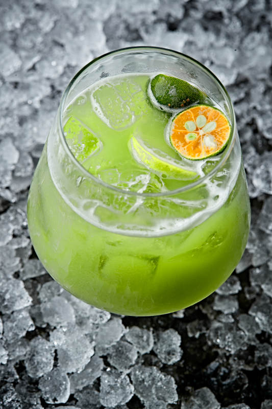 调制含酒精类饮品青柠苏打水金酒绿薄荷图片