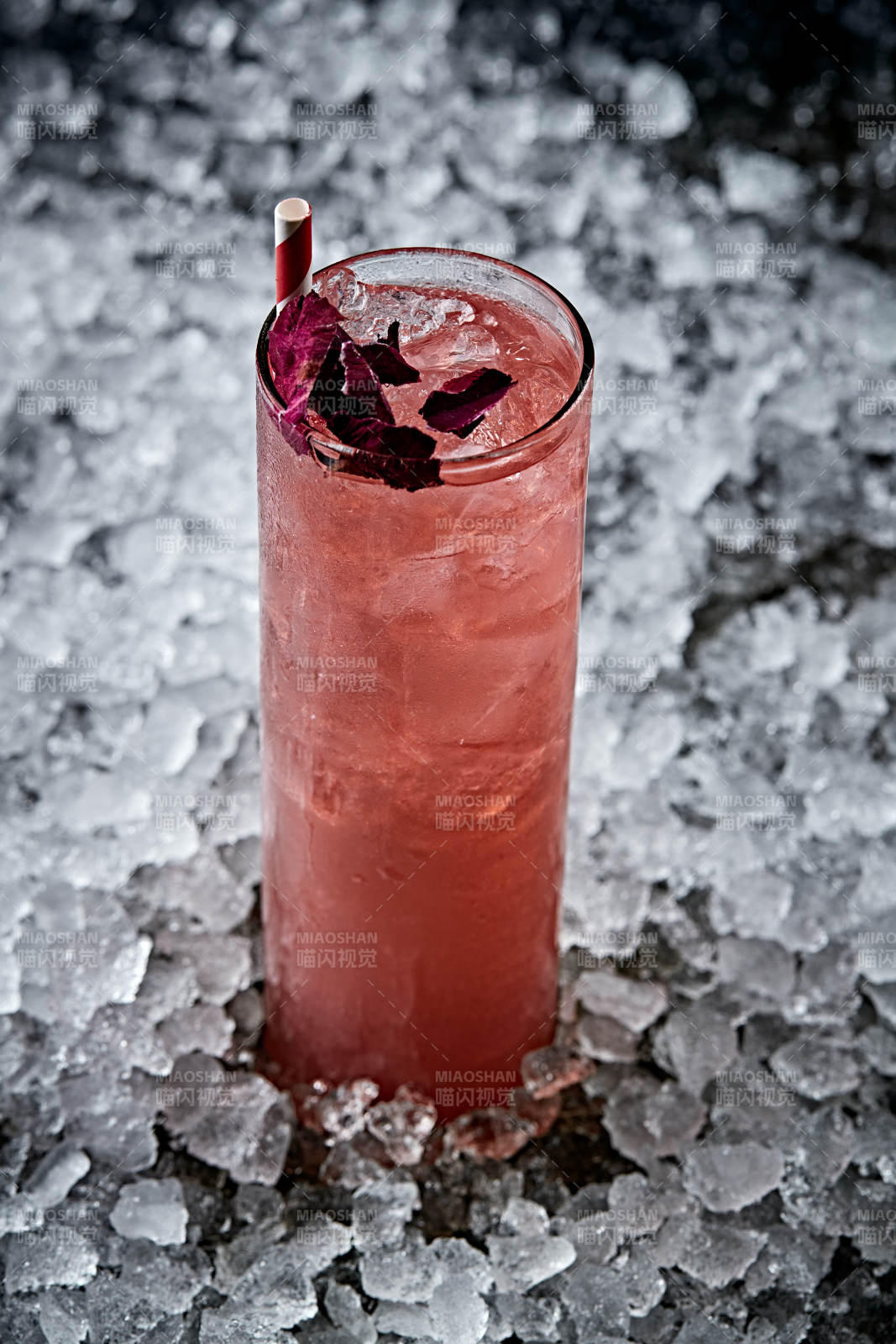 调制含酒精类饮品玫瑰干姜水石榴冰图片