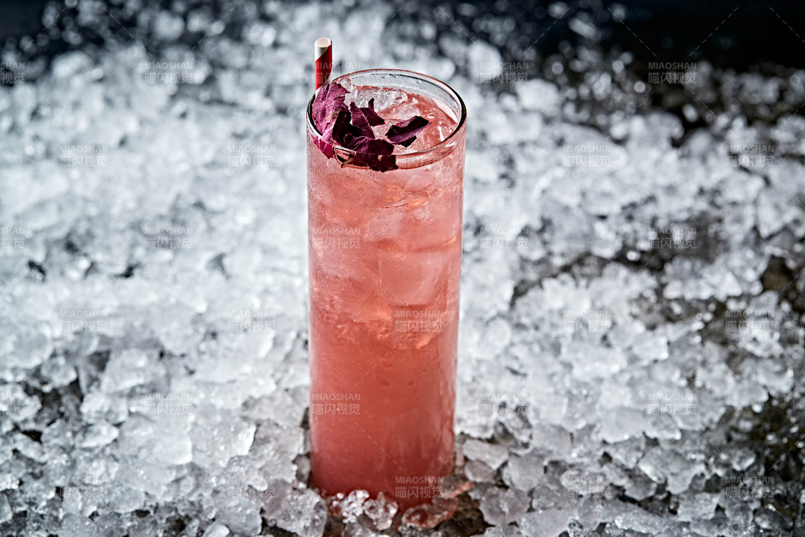 调制含酒精类饮品玫瑰干姜水石榴冰图片