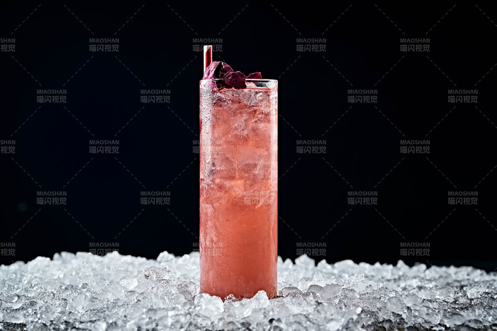 调制含酒精类饮品玫瑰干姜水石榴冰图片