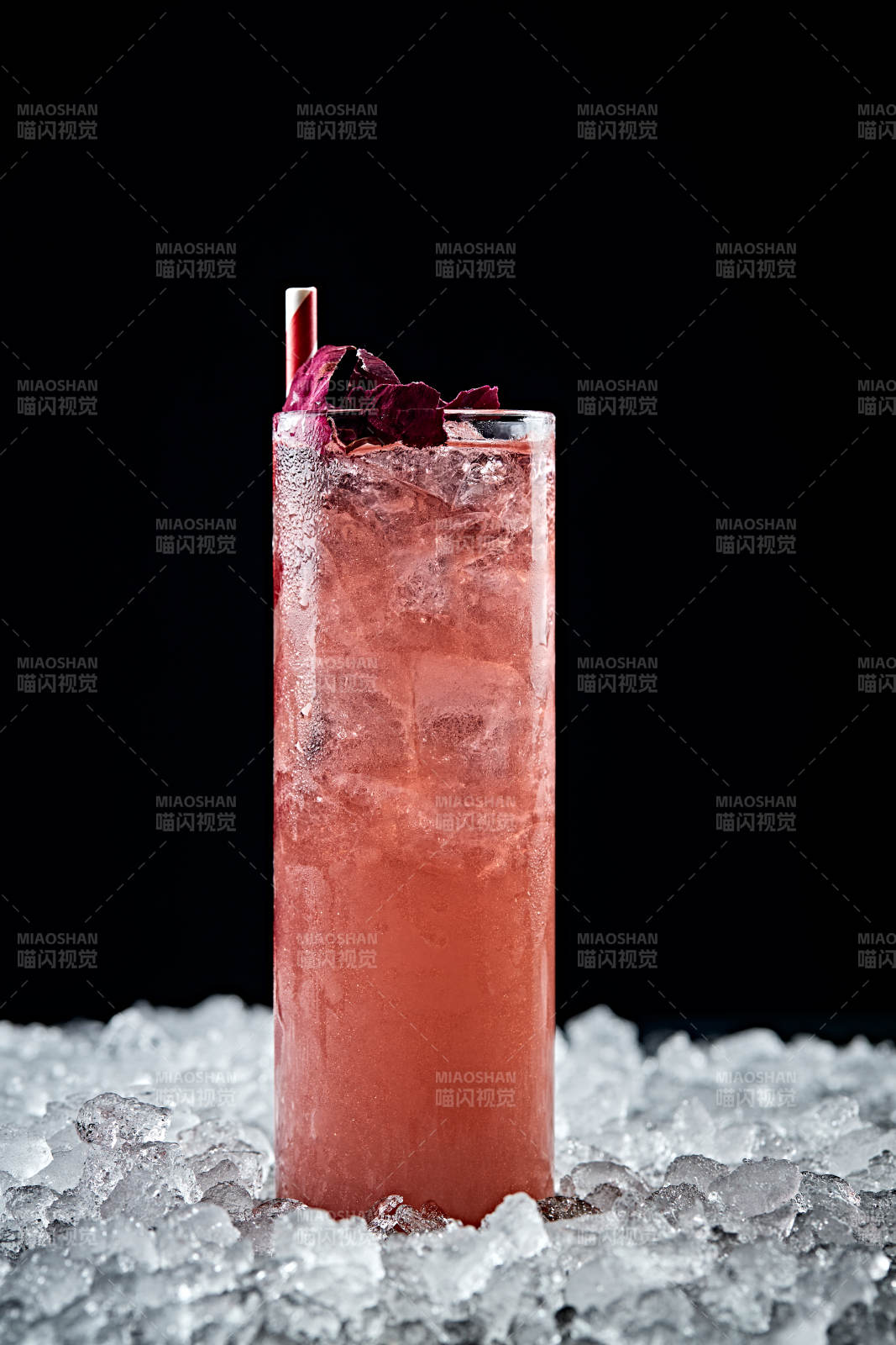 调制含酒精类饮品玫瑰干姜水石榴冰图片