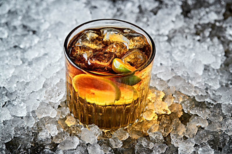 调制含酒精类饮品冰红茶轩尼诗威士忌图片