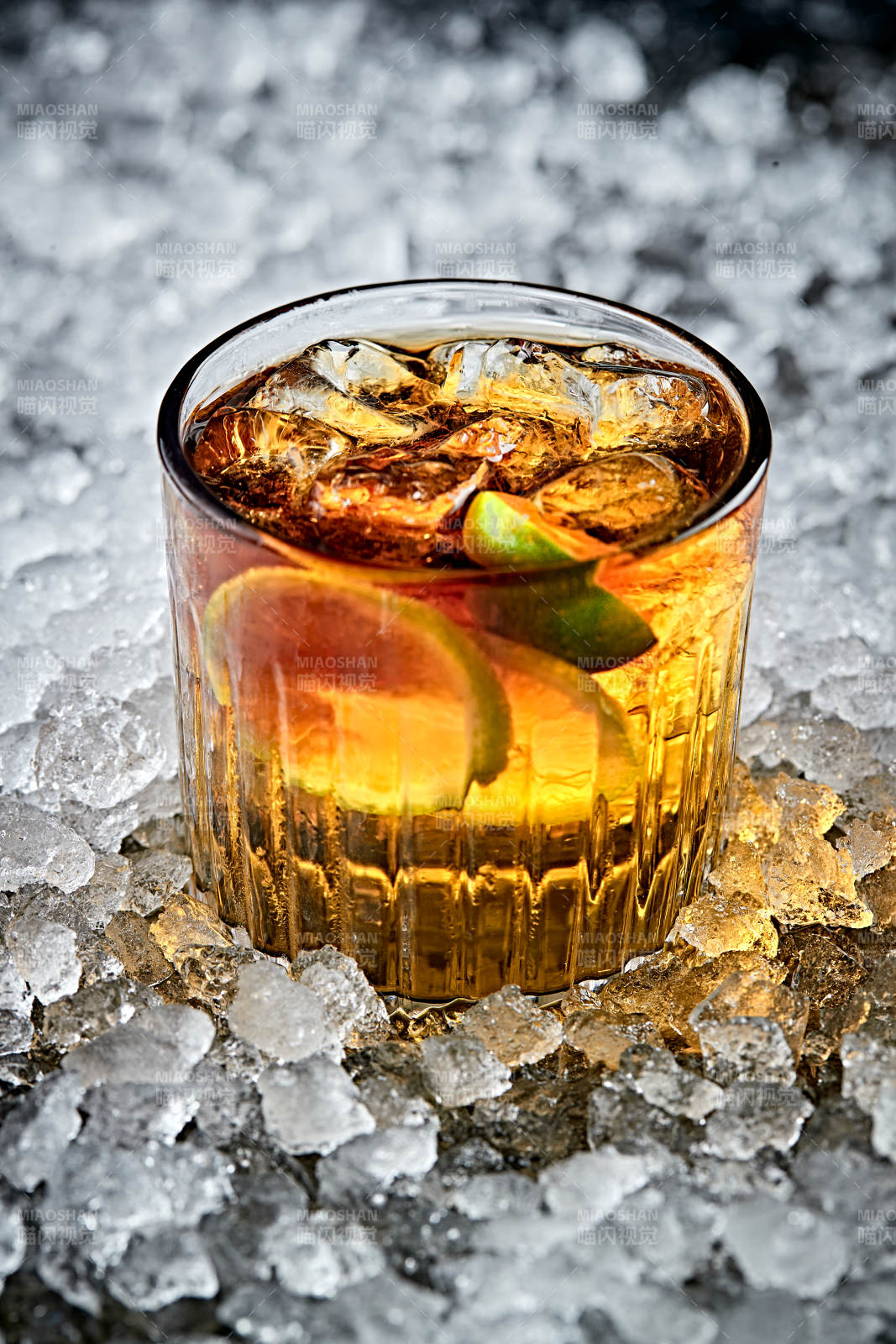 调制含酒精类饮品冰红茶轩尼诗威士忌图片