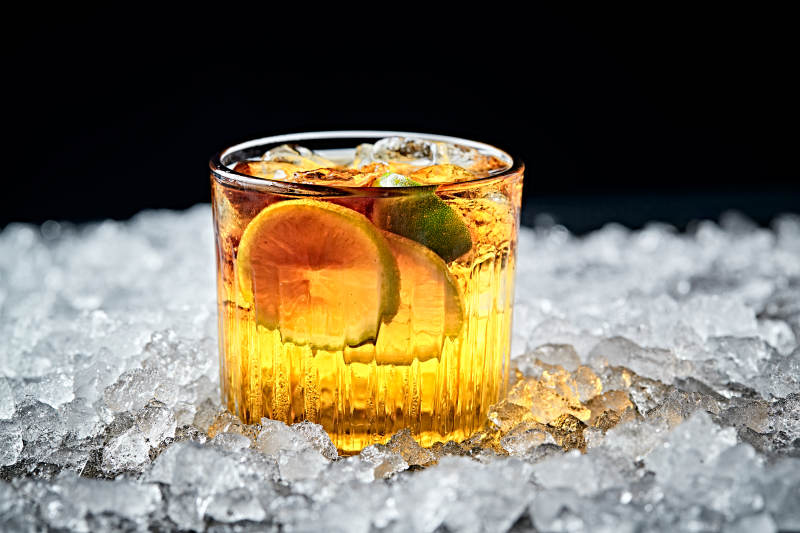调制含酒精类饮品冰红茶轩尼诗威士忌图片