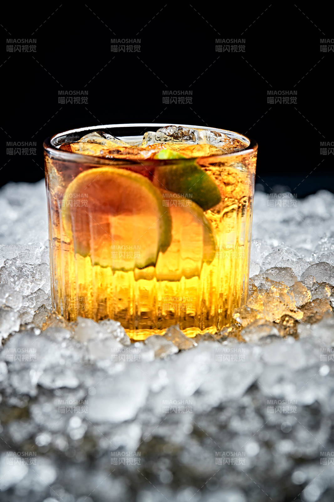 调制含酒精类饮品冰红茶轩尼诗威士忌图片