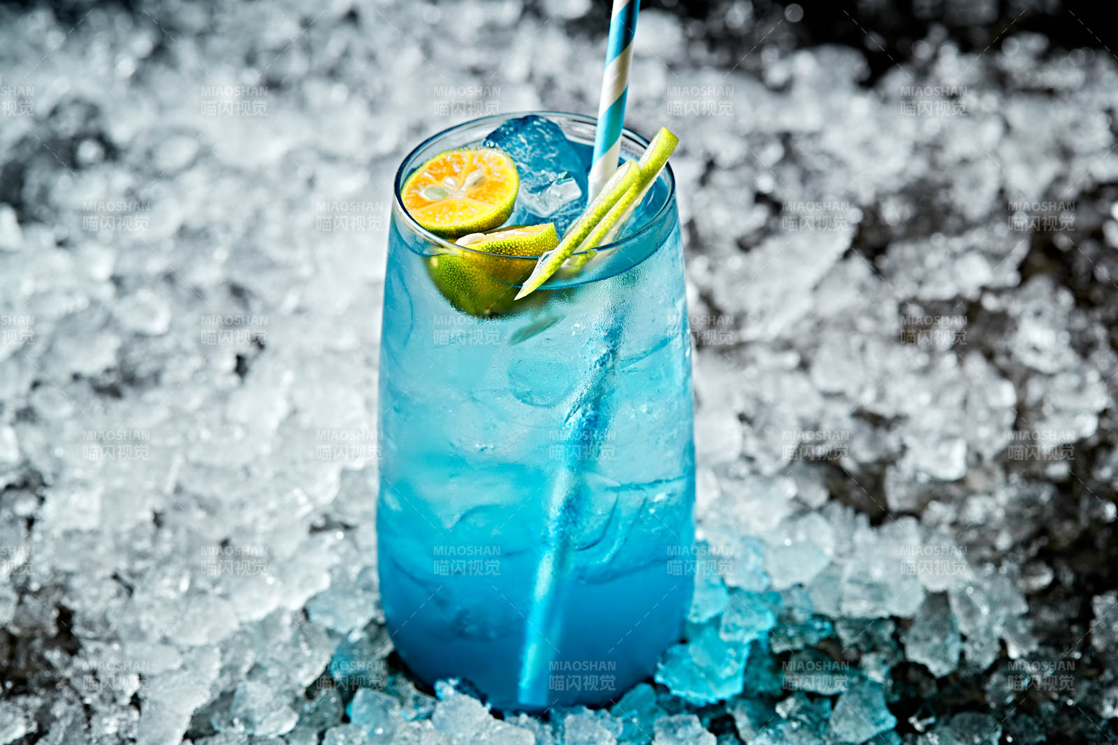 调制含酒精类饮品冰爽苏打蓝橙薄荷图片